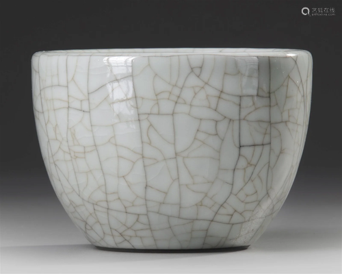 A CHINESE CRACKLE GLAZED BOWL QING DYNASTY (1644-1911)