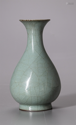 A CHINESE CRACKLE GLAZED CELADON VASE, 20TH CENTURY