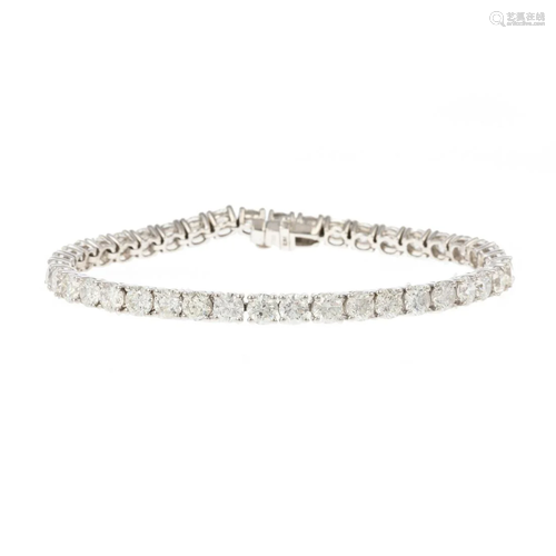 A 12.90 ctw Diamond Tennis Bracelet in Platinum