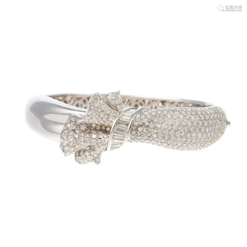 A 6.00 ctw Pave Diamond Bracelet in 18K