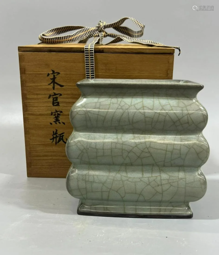 A Crackleware Glazed Three-tier Vase