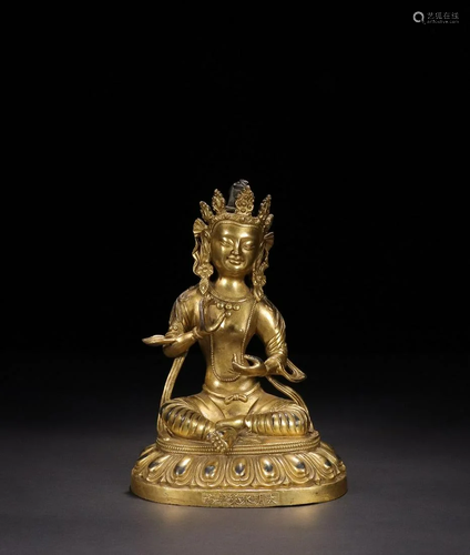 A Gilt Bronze Seated Guanyin Statue