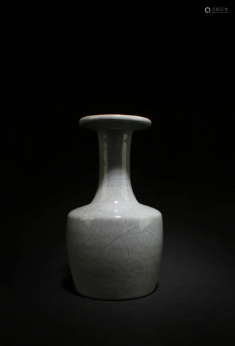 A Glazed Crackleware Vase