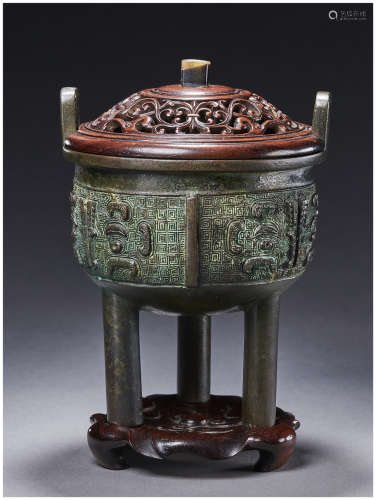 清代 铜饕餮纹三足炉