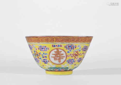 CHINESE PORCELAIN YELLOW GLAZE FAMILLE ROSE BOWL