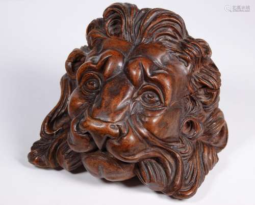 ENCRIER en noyer sculpté en forme de tête de lion.<br />
Hau...