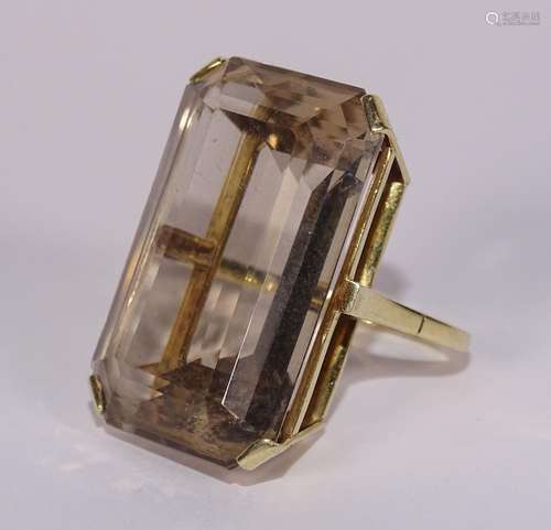 BAGUE en or (14 cts) ornée d'un quartz fumé.<br />
TDD : 53....