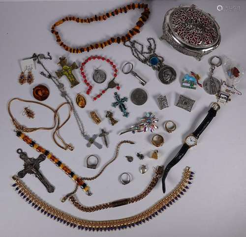 LOT de bijoux fantaisie : bagues, colliers, médailles, montr...