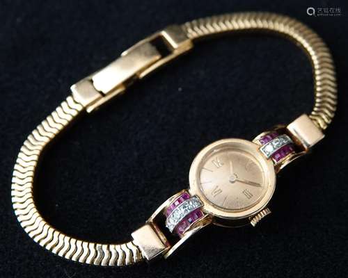 MONTRE DE DAME 'Tank' en or, bracelet or, ornée de petits pi...