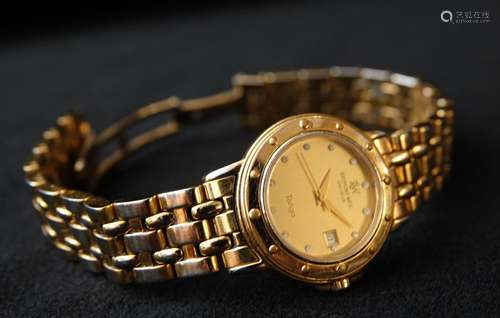 MONTRE BRACELET en métal argenté et doré.<br />
RAYMOND WEIL...