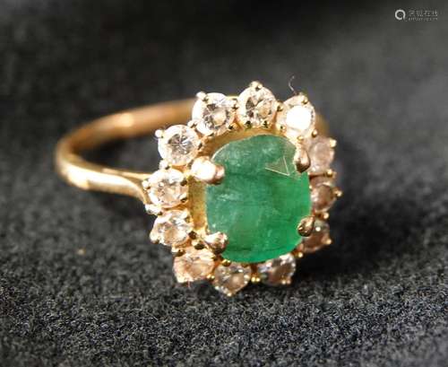 BAGUE MARGUERITE en or (18 cts) ornée d'une émeraude et peti...