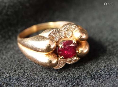 BAGUE en or jaune ornée d'un rubis et roses.<br />
TDD : 61<...