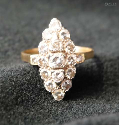 BAGUE MARQUISE en or pavée de brillants.<br />
TDD : 64<br /...