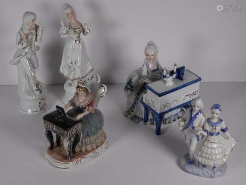 LOT d'objets décoratifs en porcelaine comprenant cinq groupe...