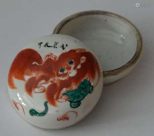 BOITE à pillules en porcelaine de Chine à décor d'un panda r...