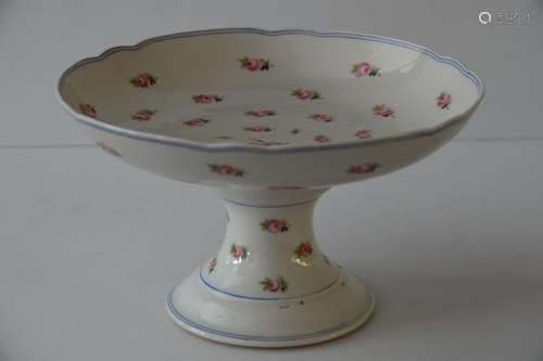 SERVITEUR sur piédouche en porcelaine à décor de roses.<br /...