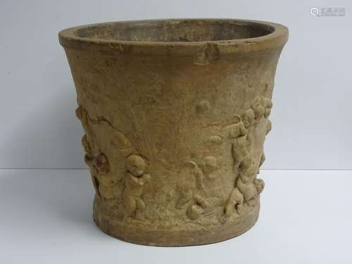 CACHE-POT en terre-cuite à décor de putti.<br />
XIXème sièc...