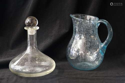 CARAFE gourde appaltie en verre.<br />
Hauteur totale : 23 c...