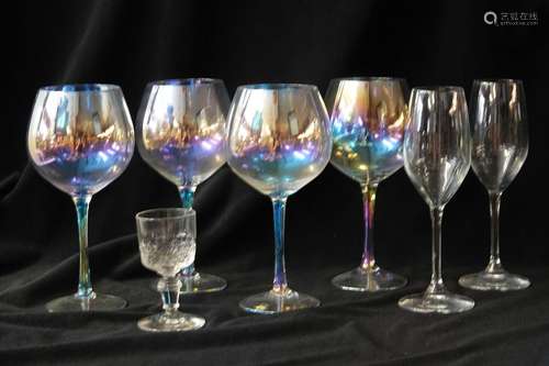 SERIE de 4 verres à vin en verre isirisé.<br />
Hauteur : 22...