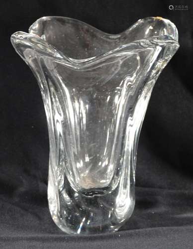 DAUM FRANCE Vase en verre moulé de forme quadrilobé.<br />
H...