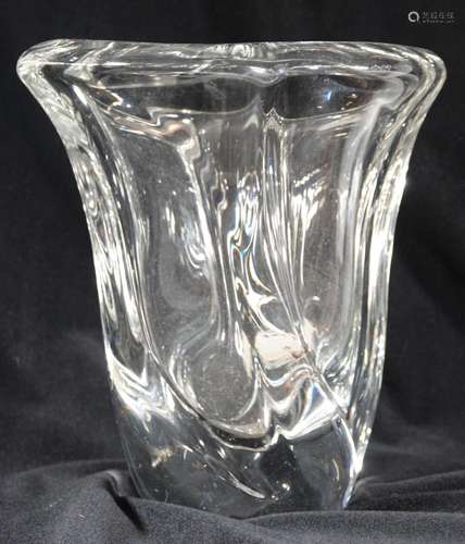 DAUM FRANCE Vase en verre moulé.<br />
Hauteur : 25 cm.