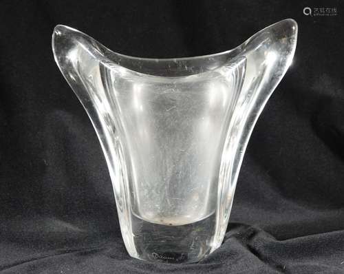 DAUM Vase en verre moulé avec anses stylisées.<br />
Hauteur...