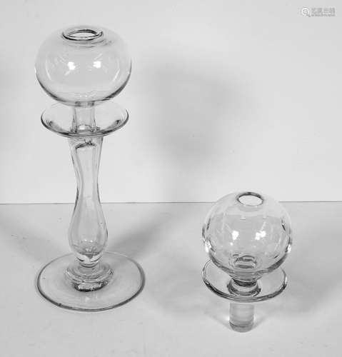 2 LAMPES A HUILE provençales en verre. L'une sur pied, l'aut...