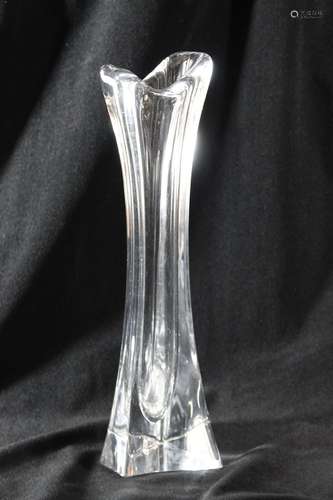 DAUM FRANCE Vase en verre de forme libre.<br />
Hauteur : 34...