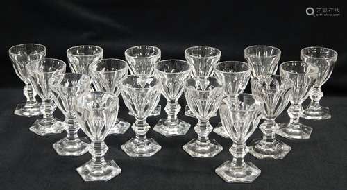 BACCARAT Lot de 17 verres à vin, service Harcourt.<br />
Cer...