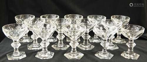 BACCARAT LOT de 14 COUPES à champagne, service Harcourt.<br ...