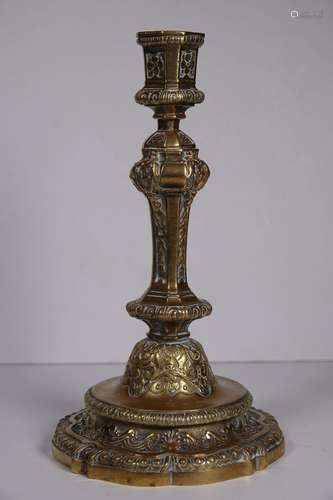 BOUGEOIR en bronze doré.<br />
Daté 1754.<br />
Hauteur : 21...