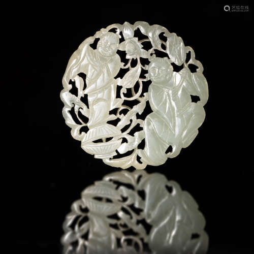 A Chinese white jade round plaque  19th century 十九世紀 玉鏤...