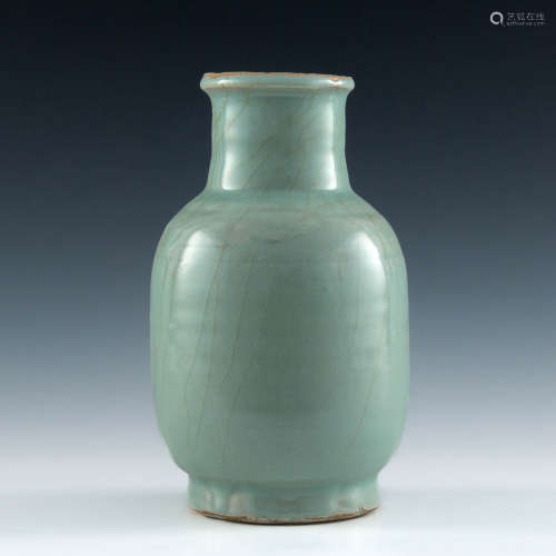 A Chinese Longquan vase  Song or Yuan dynasty 宋代/元代 龍泉...