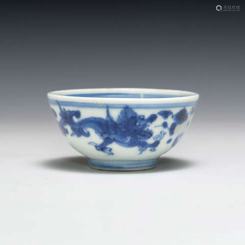 A Chinese blue and white porcelain dragon cup  16th/17th cen...