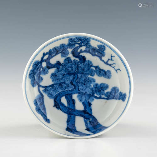 A Chinese blue and white dish  Guangxu period 清光緒 青花松紋...