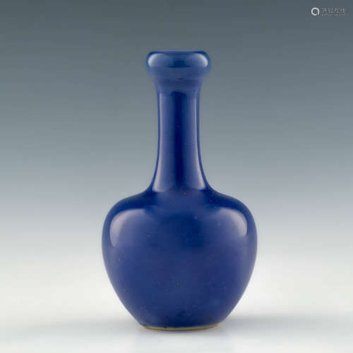 A Chinese blue-glazed garlic-headed vase  19th century 十九世...