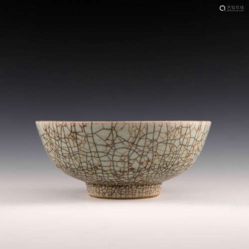 A Chinese pale blue ge-glazed bowl  18th century 十八世紀 哥...