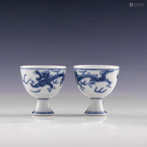 A pair of Chinese blue and white cups  17th century 十七世紀...