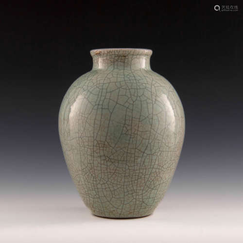 A Chinese pale blue ge-glazed jar  18th century 十八世紀 哥釉...