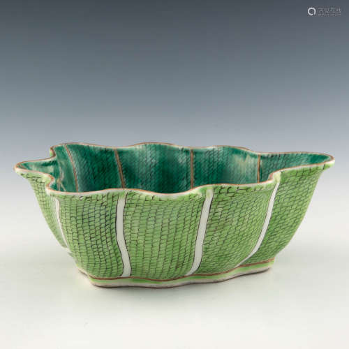 A Chinese famille rose leaf-shaped bowl  19th century 十九世...