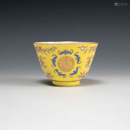A Chinese yellow ground famille rose cup  Tongzhi period 清同...