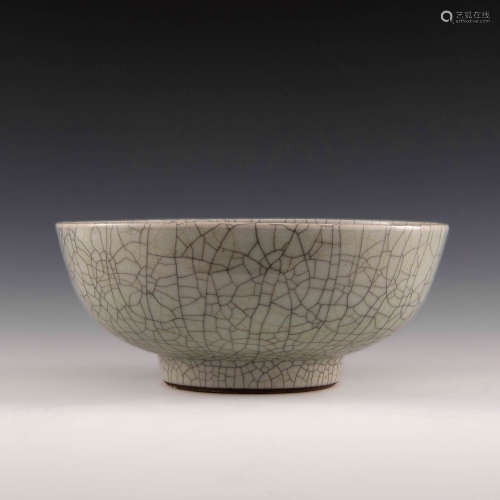 A Chinese ge-glazed bowl  18th century 十八世紀 哥釉大碗