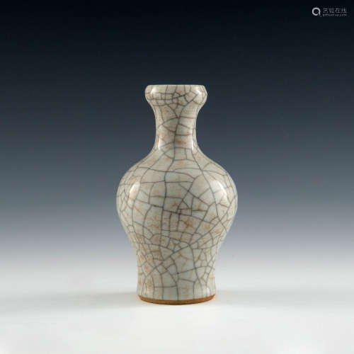 A Chinese ge-glazed garlic-headed vase  18th century 十八世紀...