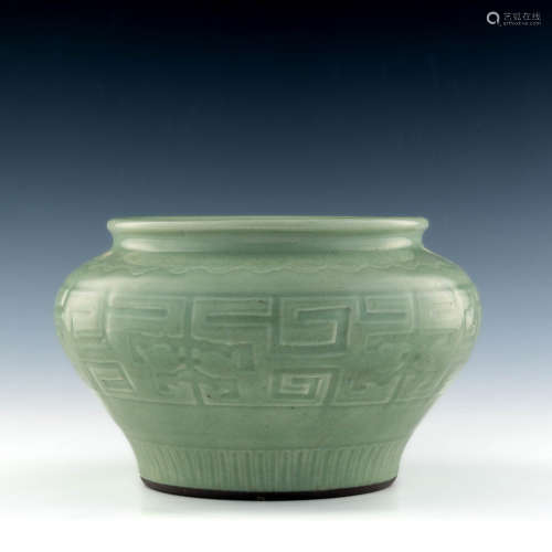 A Chinese celadon jar featuring chilong  Qianlong period 清乾...