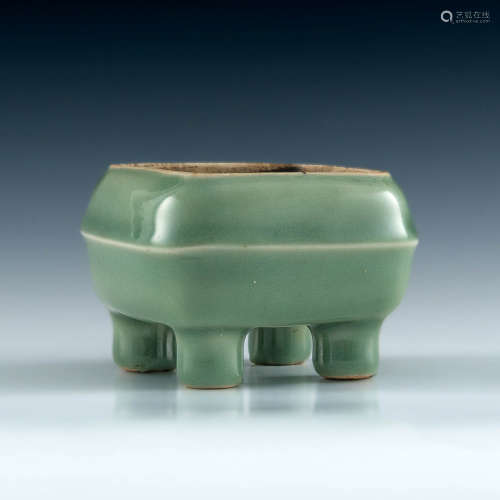 A Chinese celadon ceramic square censer  18th/19th century 十...