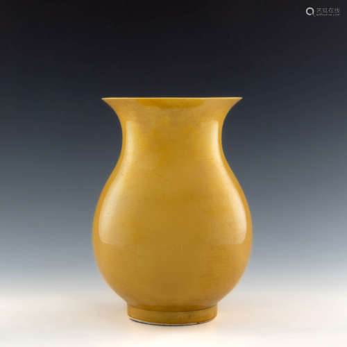 An Imperial Chinese yellow-glazed vase  Qianlong period 清乾...