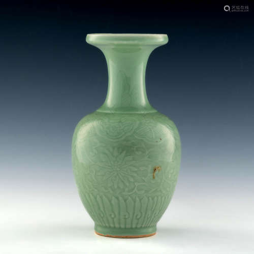 A Chinese celadon vase  Republic period 民國 青釉印花盤口瓶