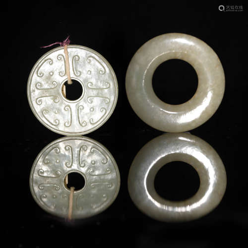 Two Chinese jade discs  18th/19th century 十八/十九世紀 玉璧...
