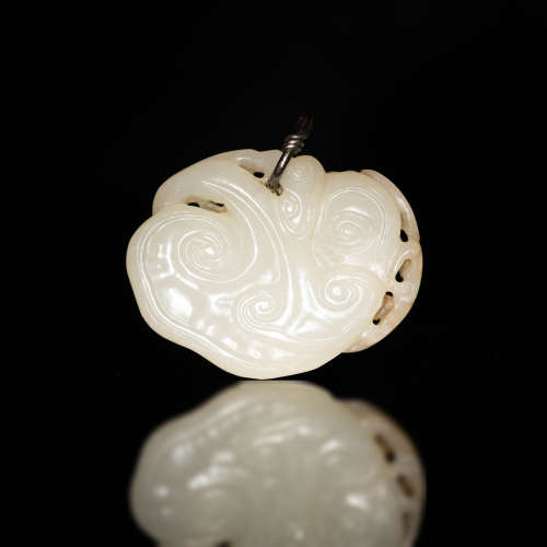 A Chinese carved white jade linzhi toggle  19th century 十九...