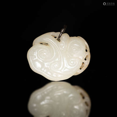 A Chinese carved white jade linzhi toggle  19th century 十九...